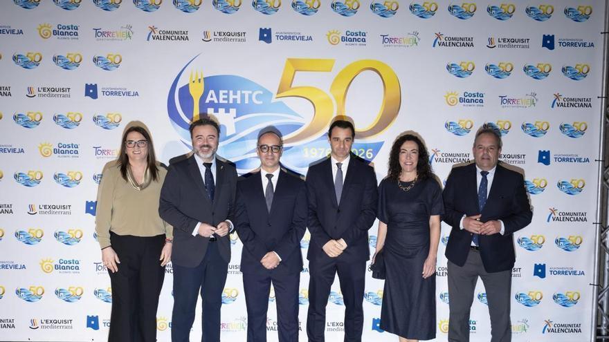 Aquí están las mejores imágenes de la gala de entrega de los Tenedores de Oro de la hostelería de Torrevieja el 50 aniversario de la asociación