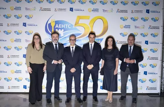 Aquí están las mejores imágenes de la gala de entrega de los Tenedores de Oro de la hostelería de Torrevieja el 50 aniversario de la asociación