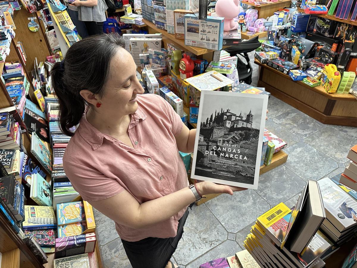 La librera, con uno de las obras sobre historia local.