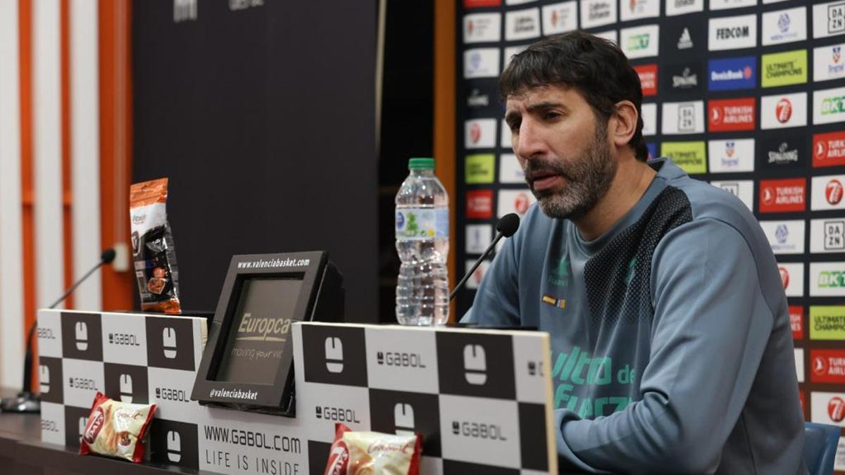 Álex Mumbrú, en la rueda de prensa previa al último entrenamiento antes del choque ante el Estrella Roja en la Euroliga