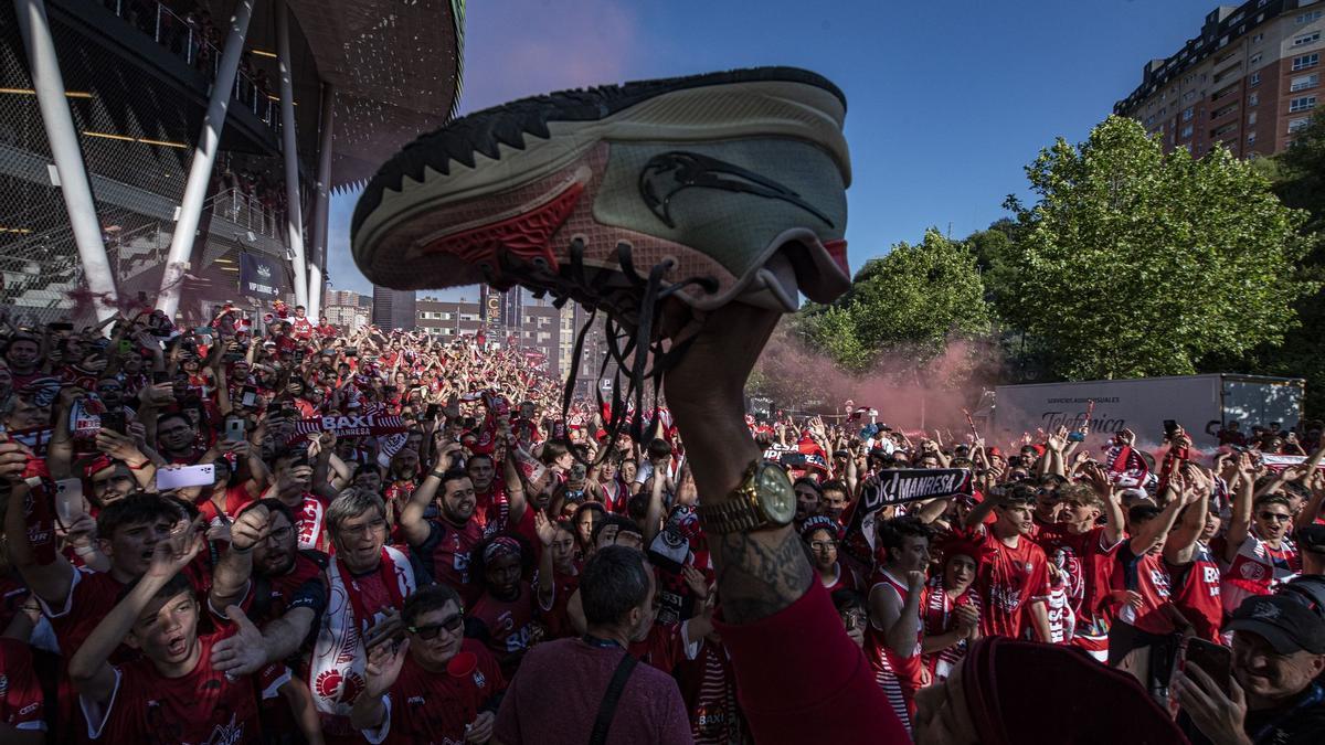 Afició del Baxi Manresa a les portes del Bilbao Arena