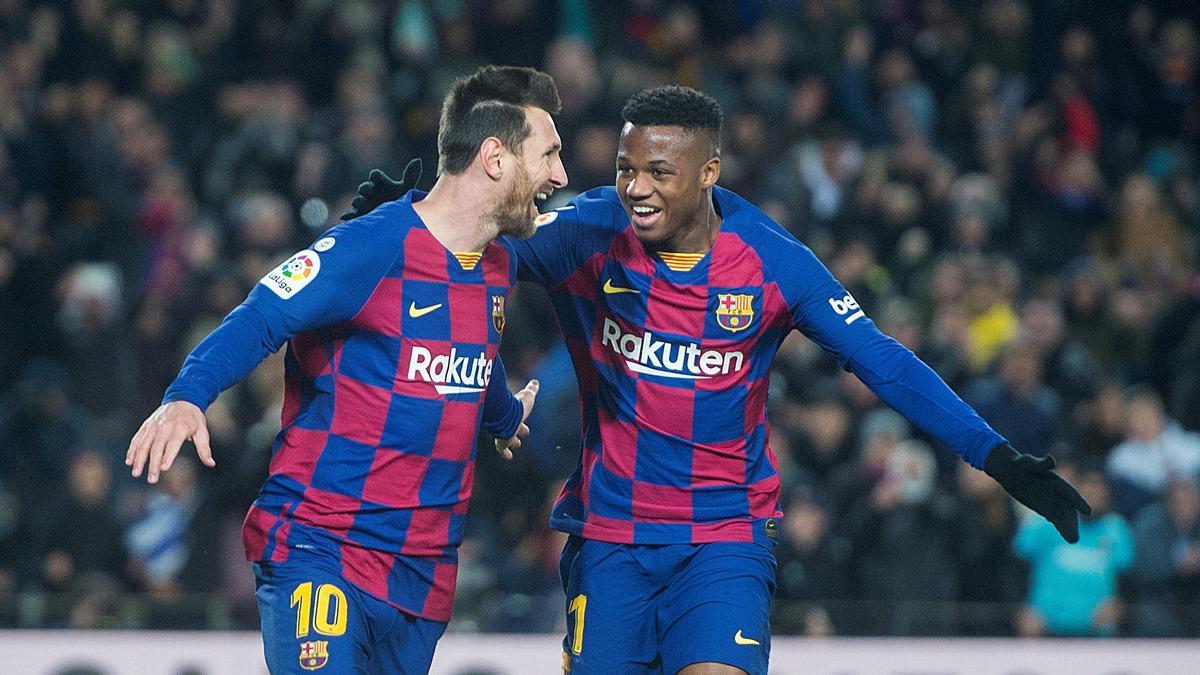Messi y Ansu Fati celebran un gol marcado al Granada.