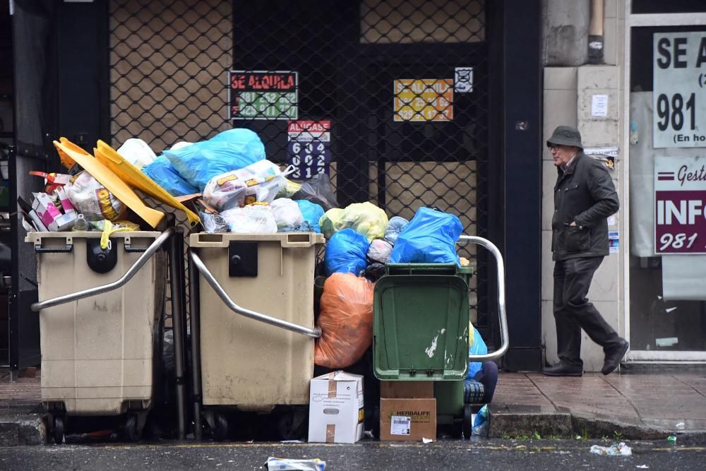 El servicio se ha reforzado esta mañana en la ronda de Nelle y el centro, donde se acumulan más residuos