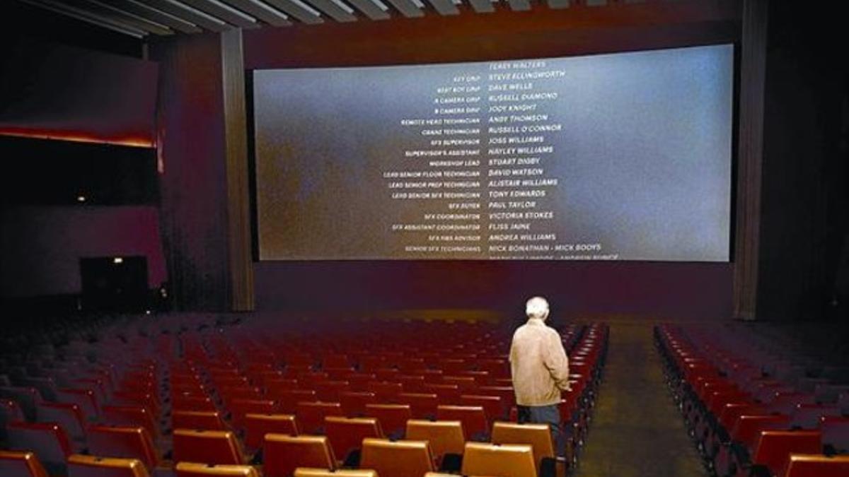 Un espectador mira los títulos de crédito en la última jornada del cine Urgell, el jueves.