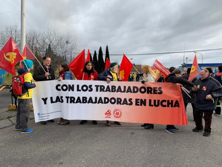 Los trabajadores de Alcoa celebran una marcha hasta Avilés para concentrarse frente al Ayuntamiento