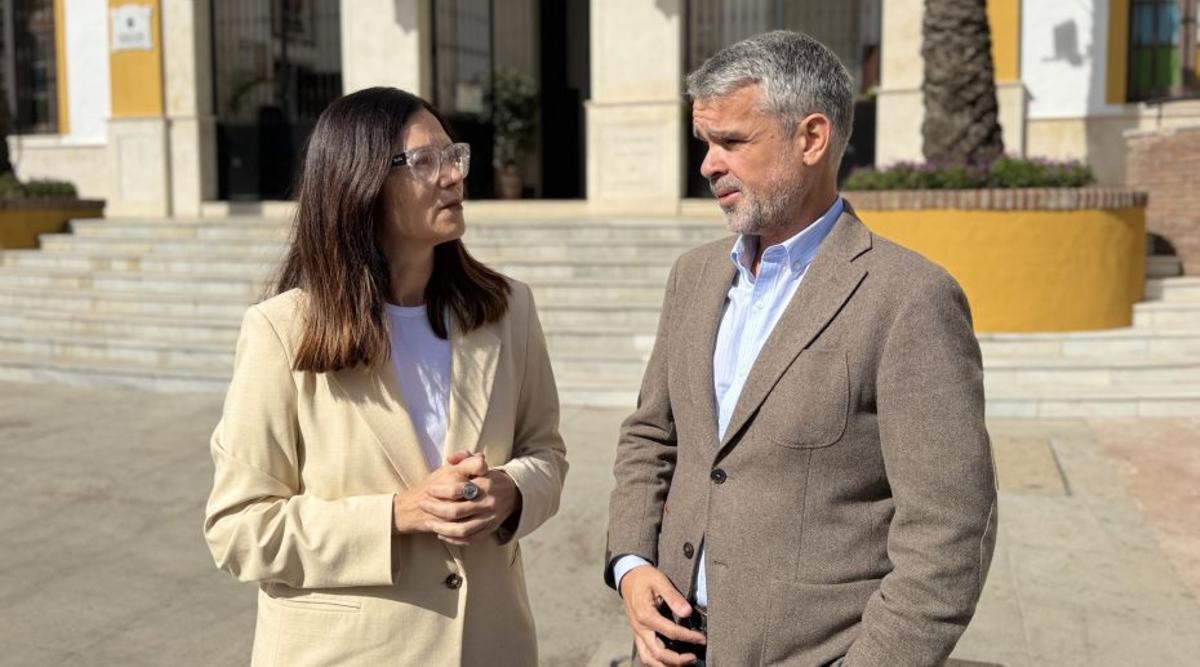 Los concejales del PSOE local, Isabel Pérez y José Bernal