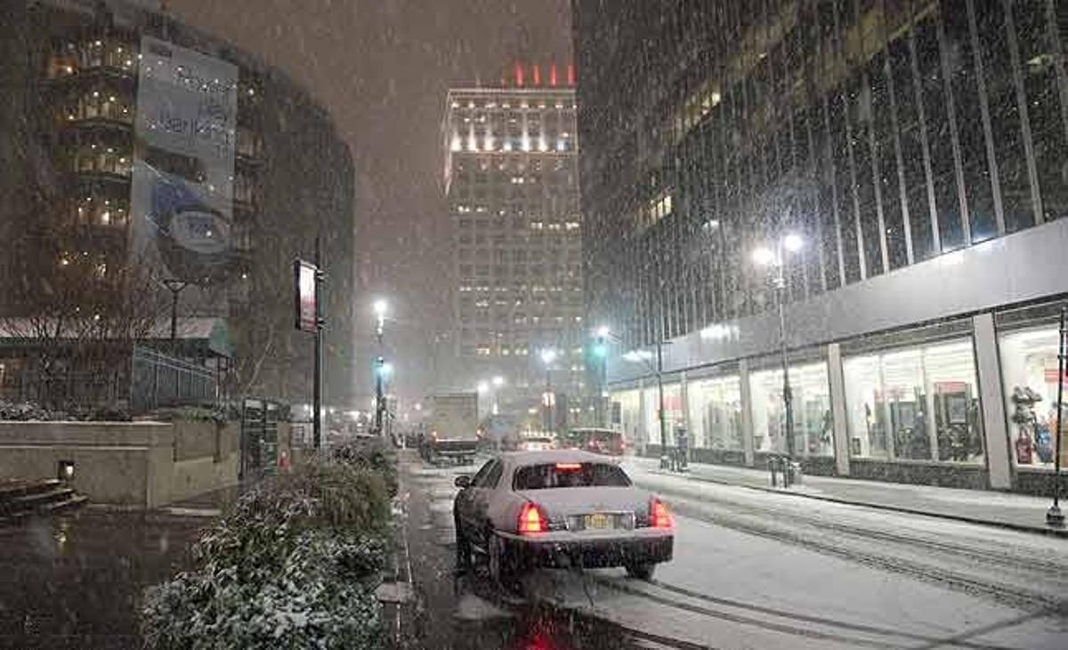 Cau la neu al voltant del Madison Square Garden mentre arriba una nova tempesta hivernal a Nova York (Estats Units).