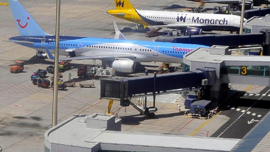 Aviones de diferentes aerolíneas en el aeropuerto Tenerife Sur.