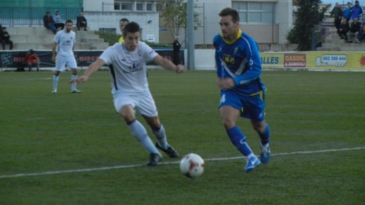 Un momento del partido entre el CF Badalona y la AE Prat disputado este domingo