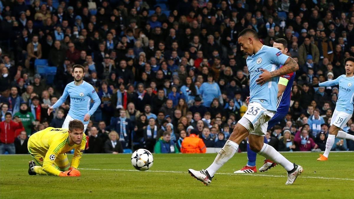 Gabriel Jesús marca el provisional 1-0 para el City.