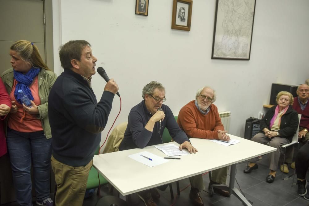 Tensa asamblea de vecinos en Eirís