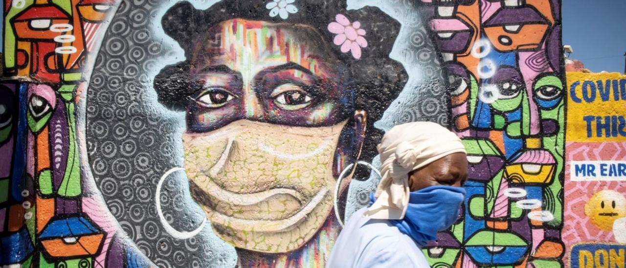 Un mural exhibe una mascarilla en el barrio de Soweto en Suráfrica.