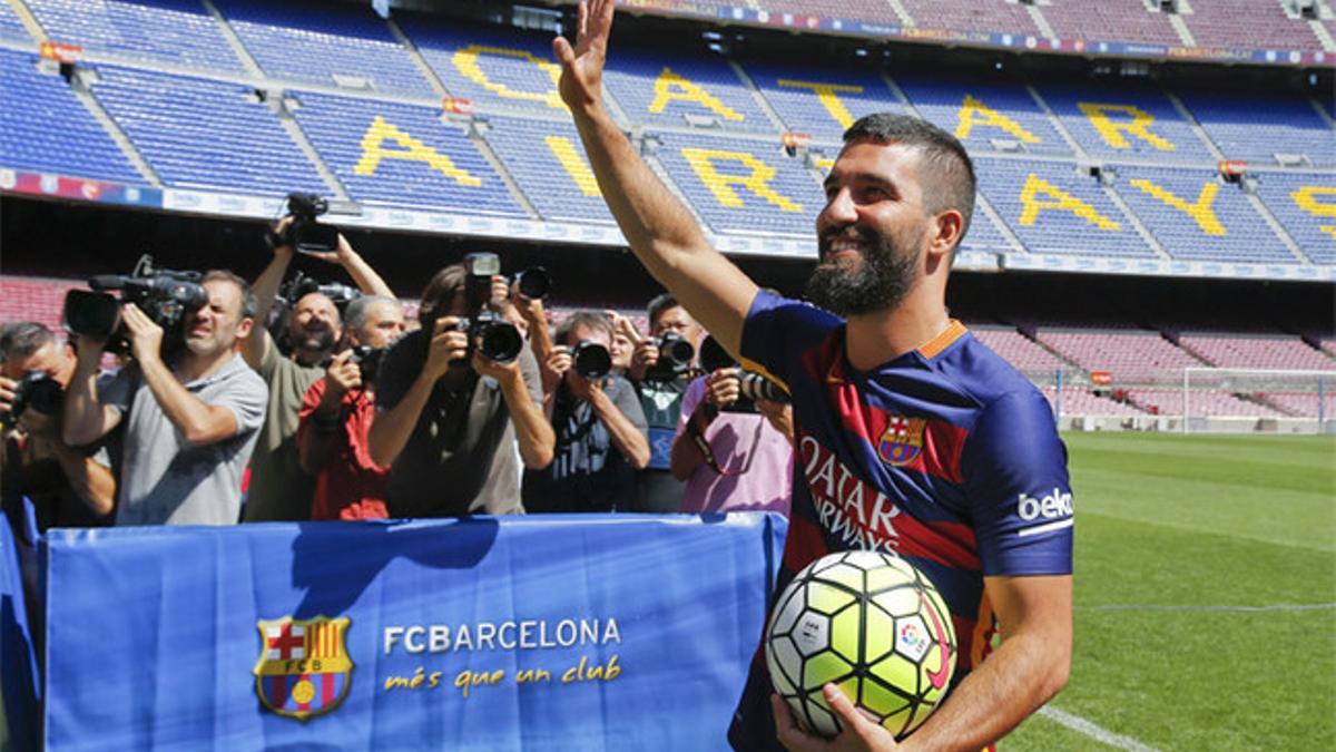 Arda Turan saluda a la afición desde el césped del Camp Nou