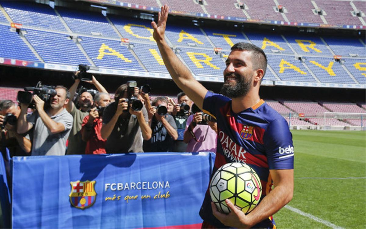Arda Turan saluda a la afición desde el césped del Camp Nou
