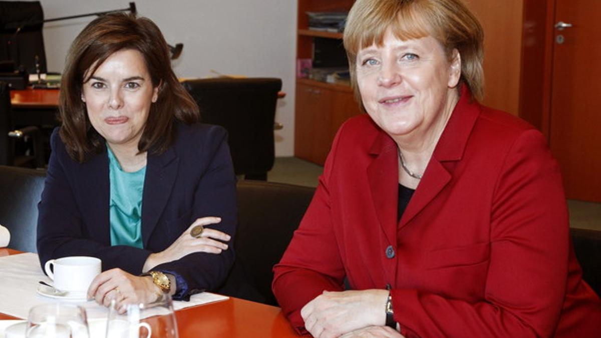 Soraya Sáenz de Santamaría, junto a la cancillera alemana, Angela Merkel, el pasado marzo en Berlín.