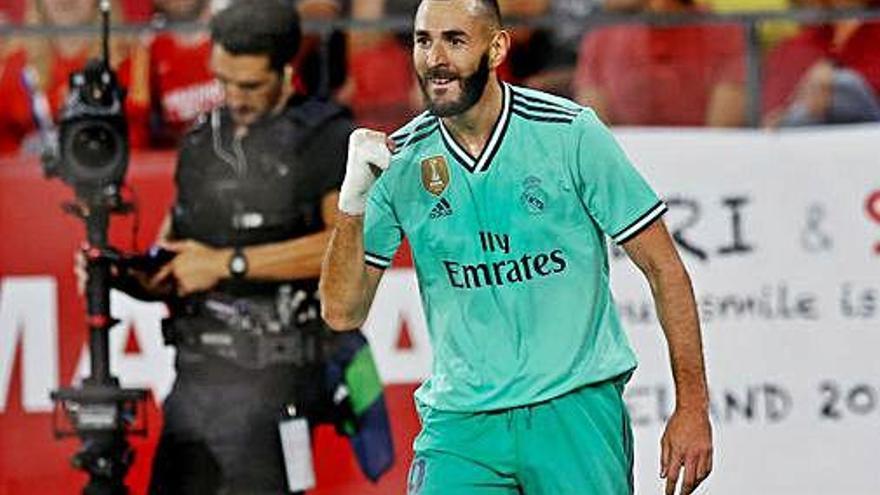 Benzema celebra el seu gol a Sevilla.