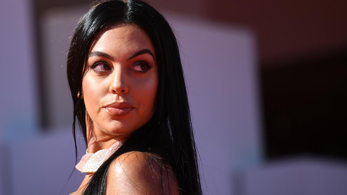 GEORGINA RODRIGUEZ Y ALMODOVAR POSAN  EN LA ALFOMBRA ROJA DE VENECIA