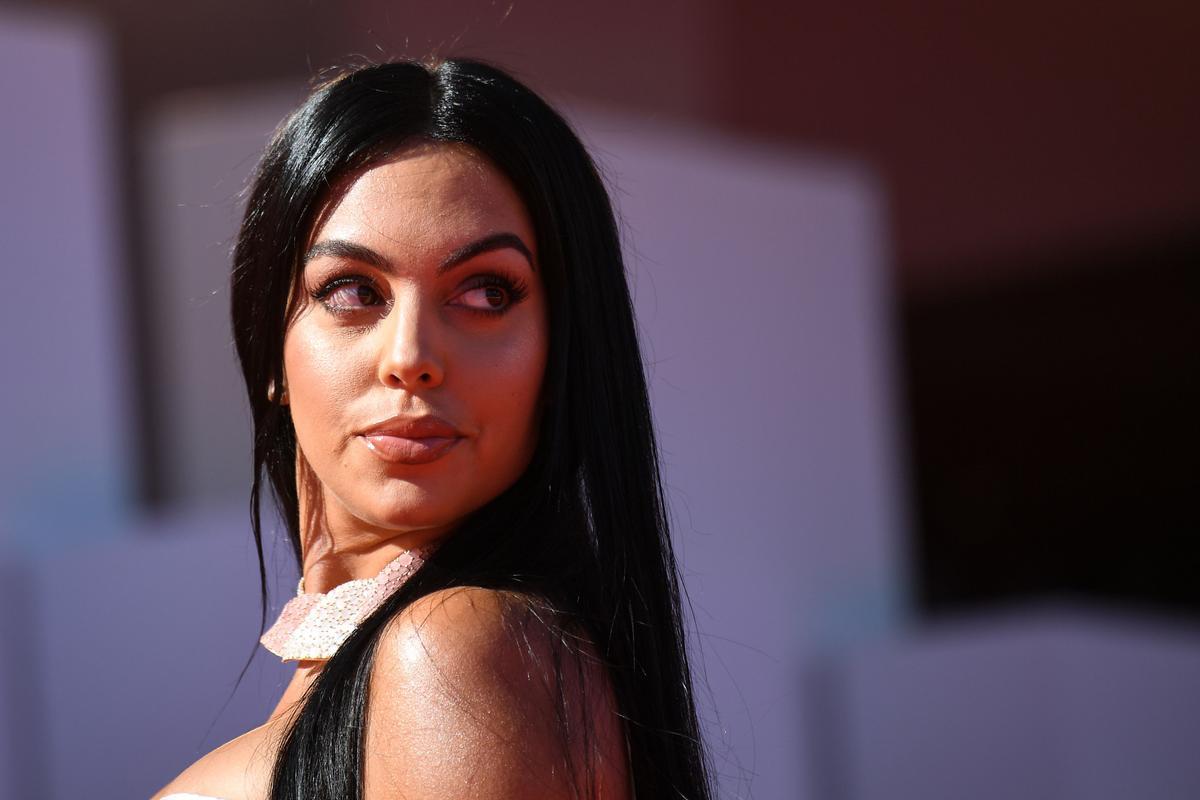 GEORGINA RODRIGUEZ Y ALMODOVAR POSAN  EN LA ALFOMBRA ROJA DE VENECIA