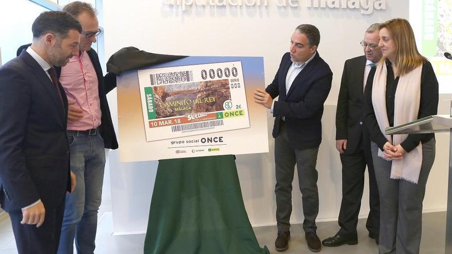 El presidente de la Diputación de Málaga, Elías Bendodo, y el director de la ONCE en Málaga, José Miguel Luque, descubrieron el cupón dedicado al Caminito del Rey.
