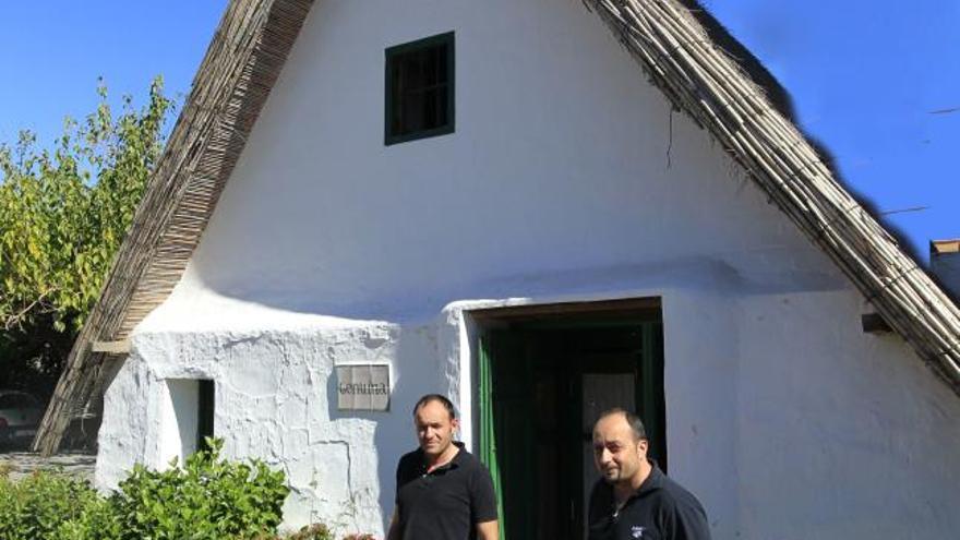 Rafel y Daniel Soler, en la puerta de La Genuina.