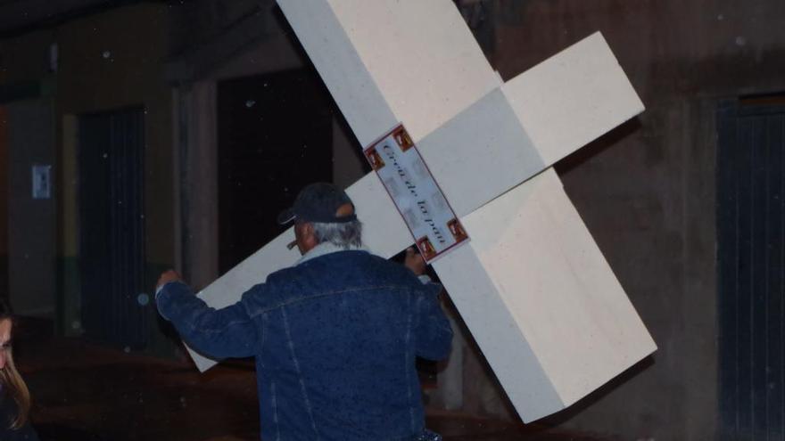 El hombre llevándose la cruz