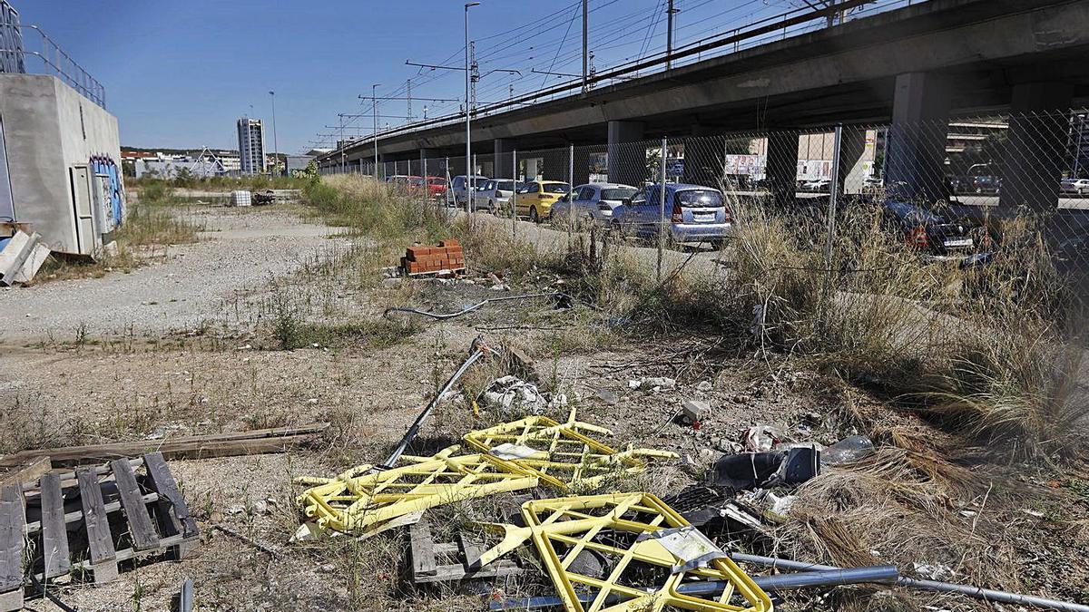 La urbanització de l’espai prioritzarà els vianants amb àrees verdes i llocs de pas. | ANIOL RESCLOSA