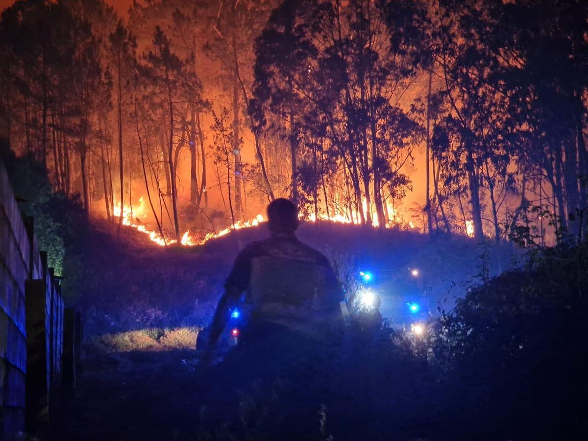 El incendio declarado ayer en Xiabre obliga a enfrentarse a las llamas durante toda la madrugada.