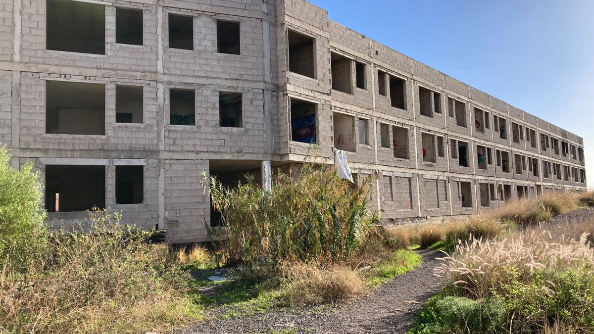 Edificio abandonado de Taco que el Ayuntamiento pide tapiar para evitar la venta de drogas.