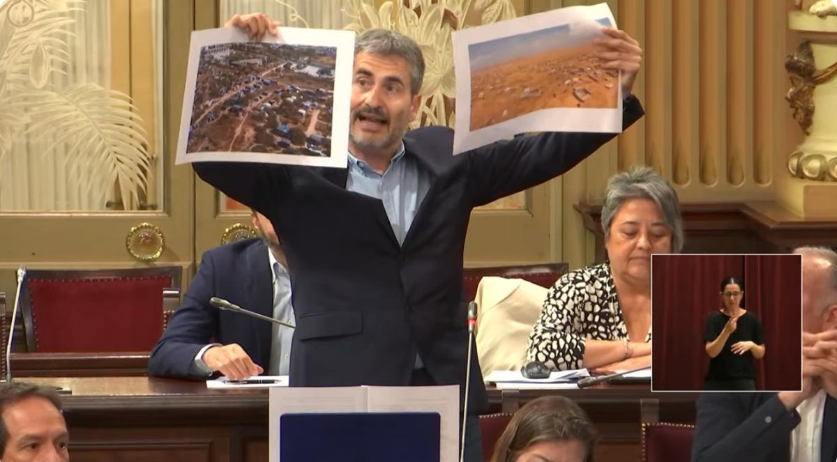 El diputado socialista Álex Pitaluga muestra las imágenes aéreas del asentamiento de sa Joveria y un campamento saharaui