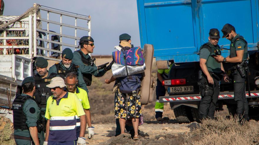 Desalojan 45 asentamientos ilegales en la costa de Granadilla, donde residían unas 100 personas