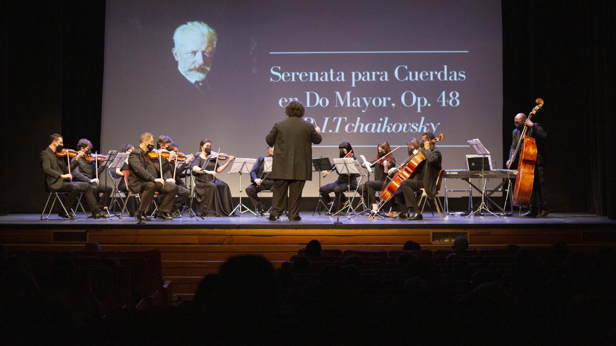 La Orquesta Virtuós Mediterrani, dirigida por Gerardo Estrada, en una de sus actuaciones.