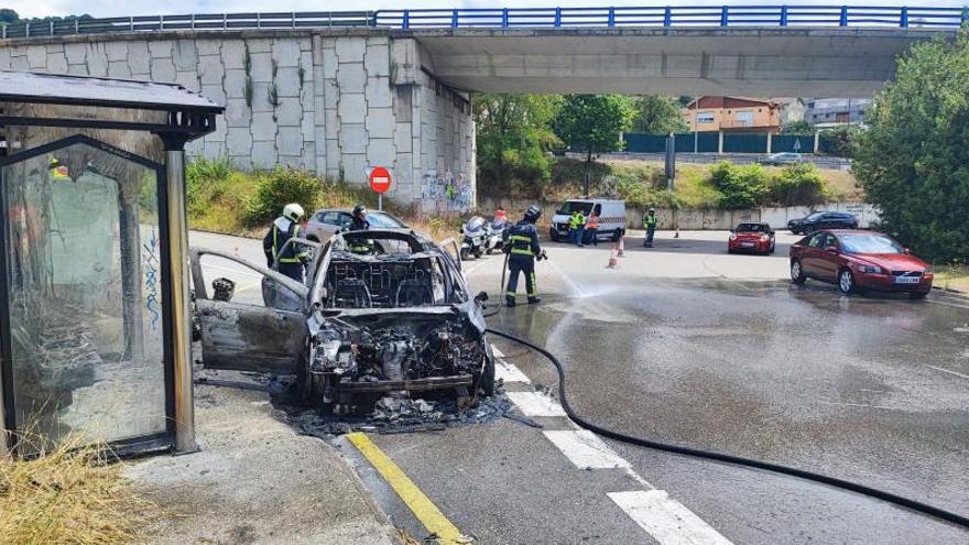 Arde un coche sin ocasionar heridos en una glorieta de Riaño