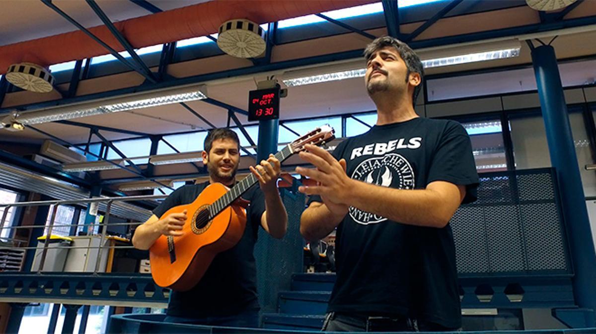 Estopa cantant a la redaccó i a l’estudi d’EL PERIÓDICO ’Mundo marrón’.