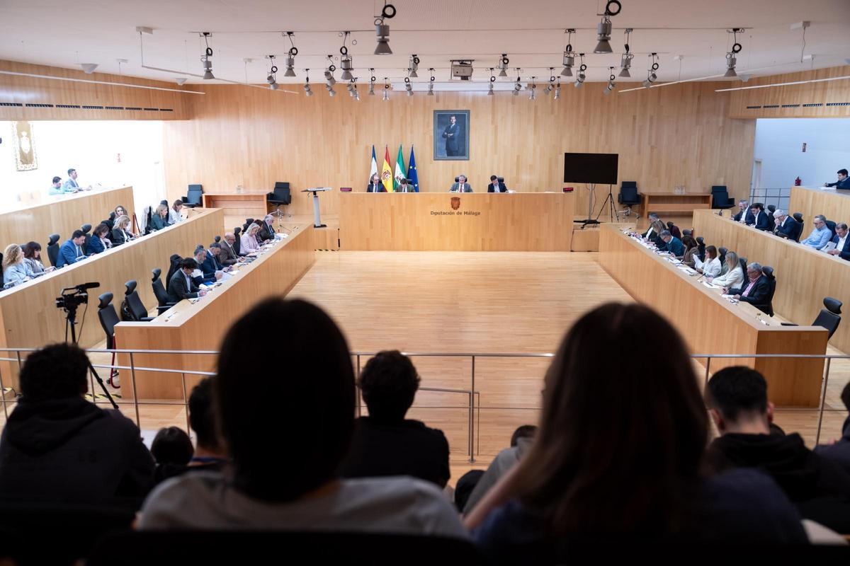 El pleno de la Diputación aprueba destinar dos millones de euros para la conservación de los 860 kilómetros de la red provincial de carreteras