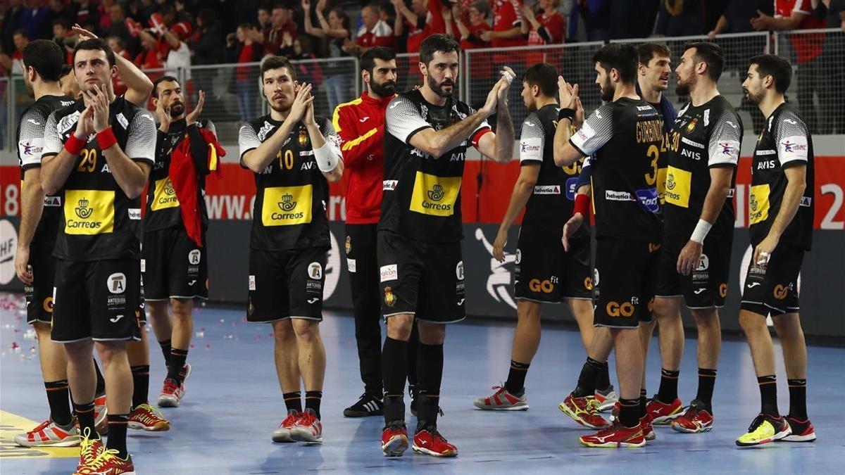 La selección española de balonmano empieza a jugarse este domingo sus opciones de medalla en el Europeo de Croacia.