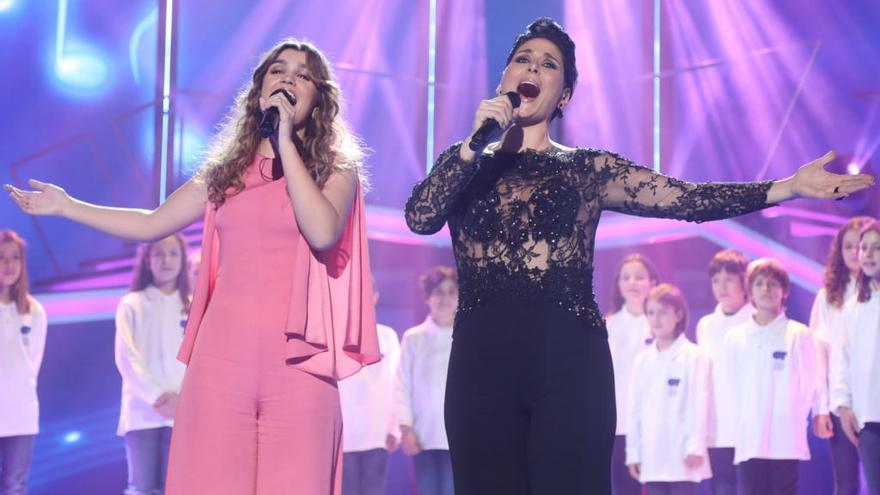 Amaia y Rosa cantando &#039;Gracias por la música&#039; en la Gala de &#039;OT&#039; de Navidad