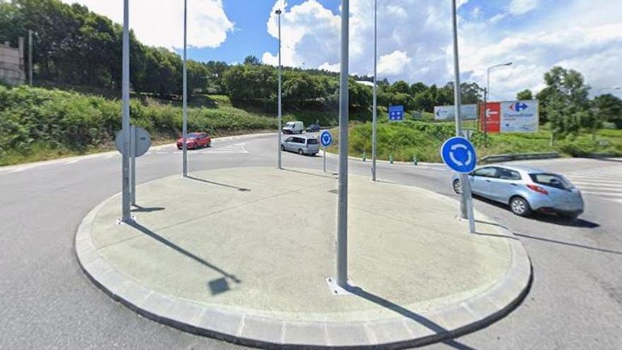 A más de 120 km/h en pleno Vigo: una persecución acaba con un coche empotrado contra una farola