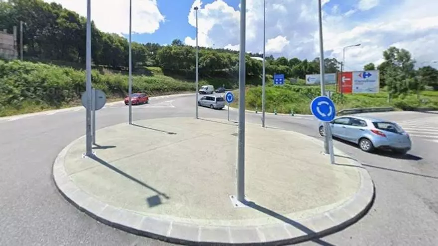 A más de 120 km/h en pleno Vigo: una persecución acaba con un coche empotrado contra una farola
