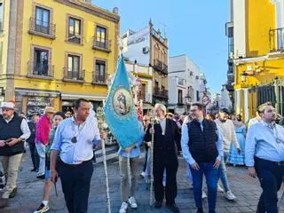 Los hermanos del Rocío de la Macarena cantan a la Virgen antes de emprender su camino hacia la ermita este miércoles en Sevilla.