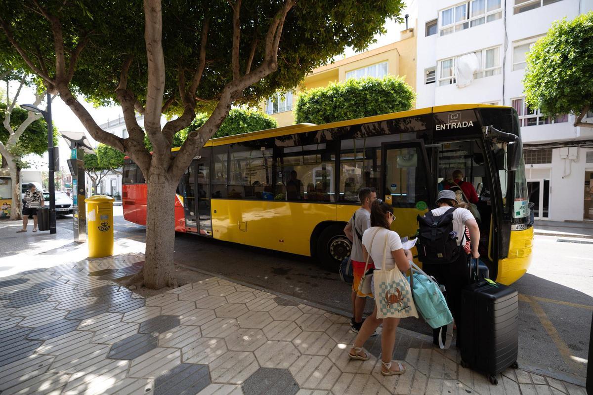 Un autobús en la parada de Bartomeu Roselló con destino al aeropuerto.