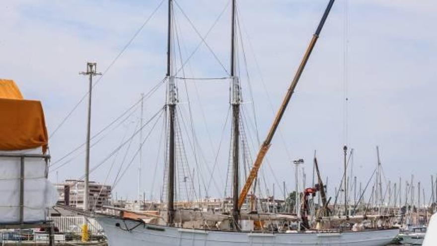 Una grúa retira el mástil de popa del barco Pascual Flores.