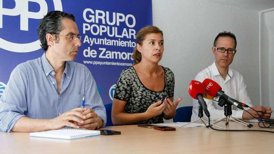 José Luis González Prada, Clara San Damián y Javier Ratón en la sede municipal del PP.