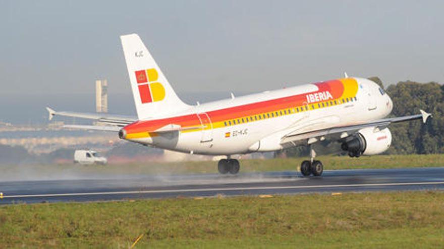 Un avión de Iberia despega en la pista de Alvedro.