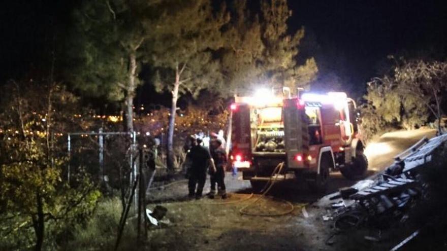 Los bomberos trabajando en la zona afectada.