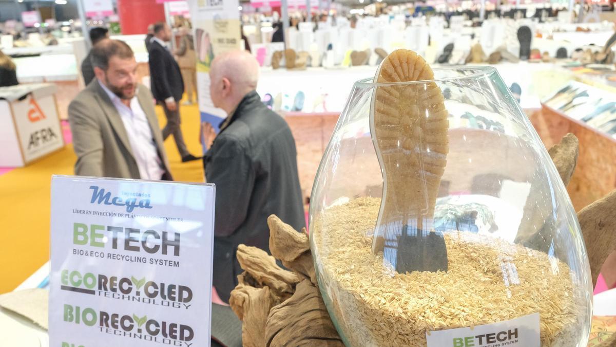 Una suela hecha de cáscara de arroz expuesta en la última edición de Futurmoda que cerró este jueves.