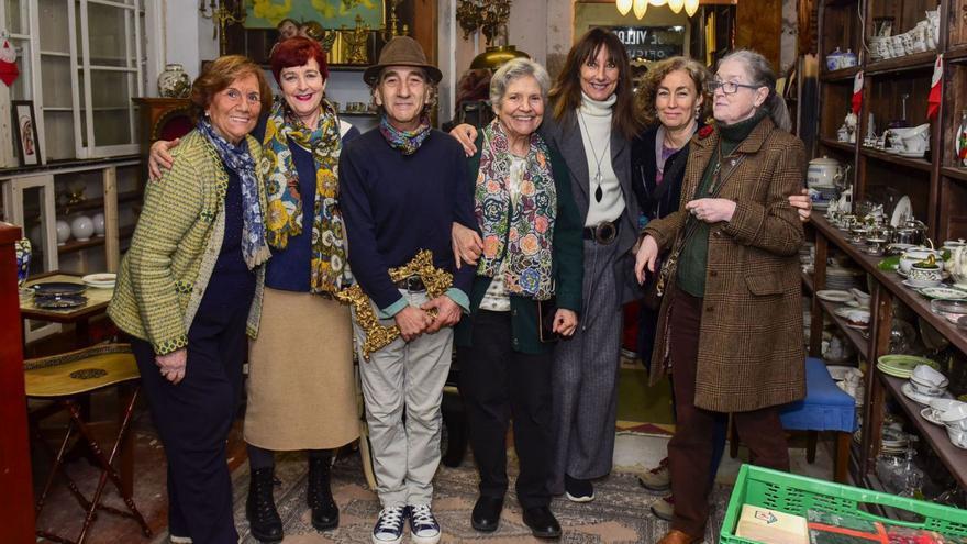 Isabel Ruiz, en el centro, en O Mercadillo junto a su equipo.   | // CASTELEIRO/ROLLER AGENCIA