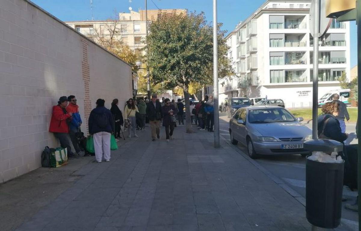 Desalojados de Santa Clara, en la calle.  | AYUNTAMIENTO DE HUESCA/E.P.