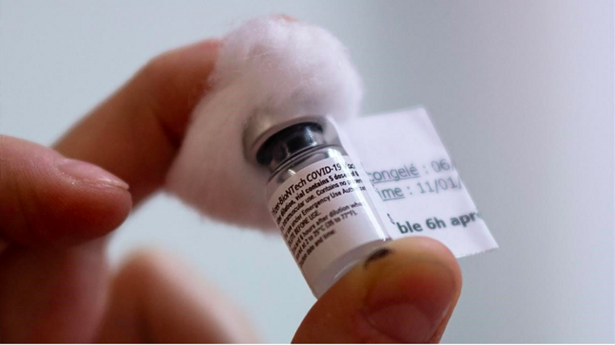 Una enfermera muestra un vial de la vacuna de Pfizer/BioNTech