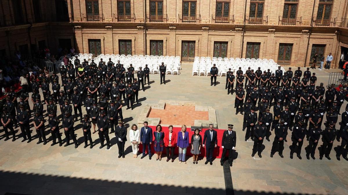 Agentes de policías locales de Valencia y Castellón condecorados esta mañana.