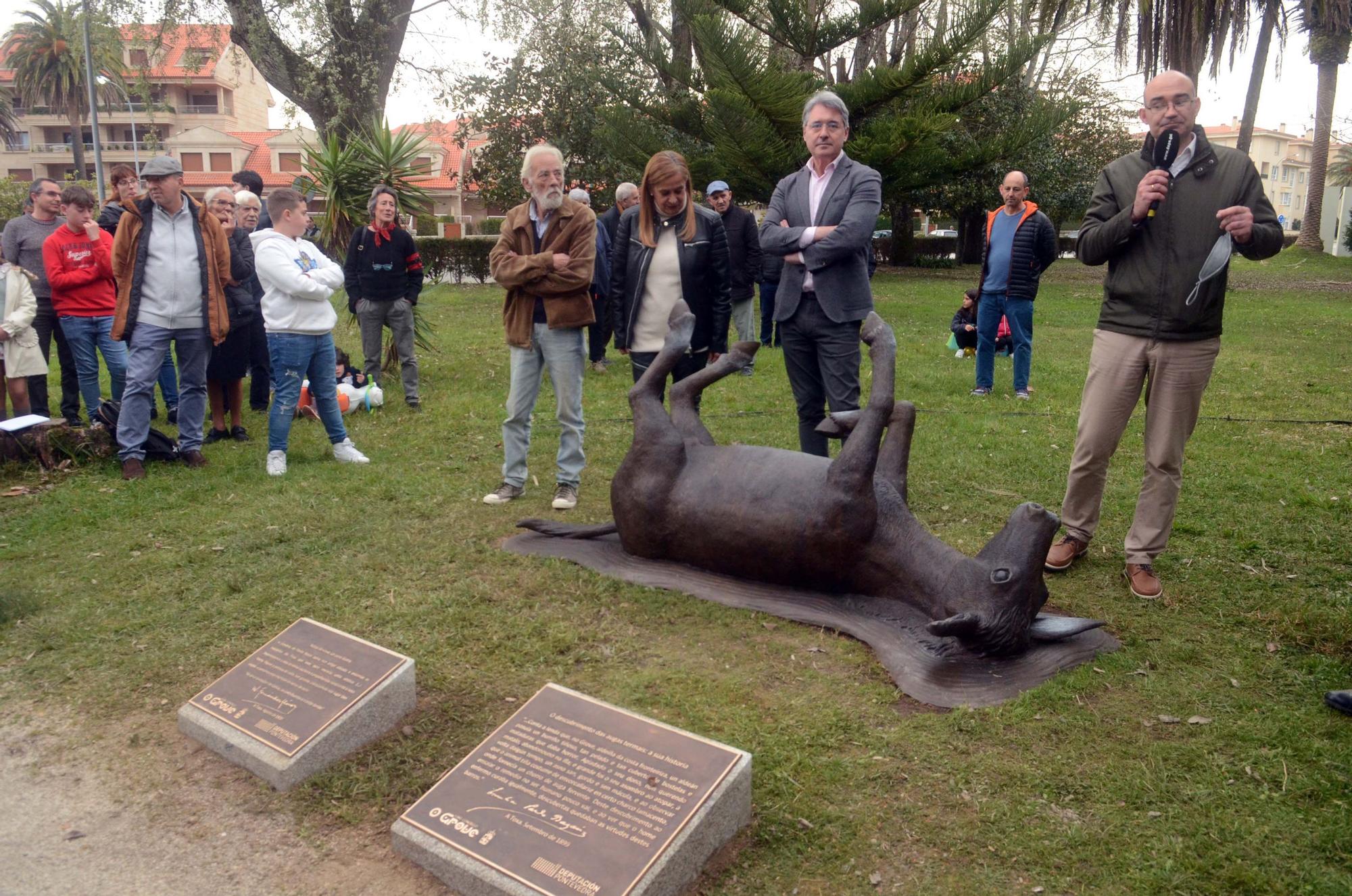 Así fue la inauguración de la escultura que recuerda al burro que descubrió las aguas termales de A Toxa.